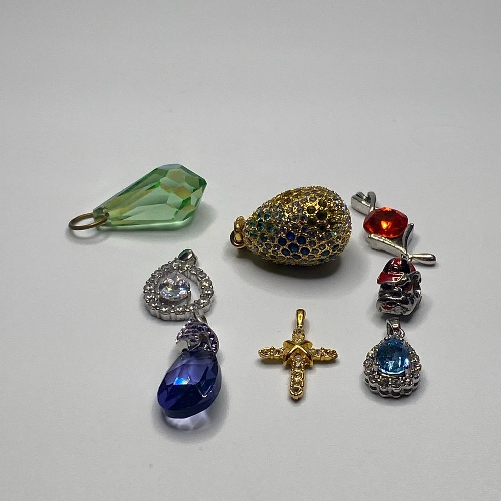 Pendants lot.